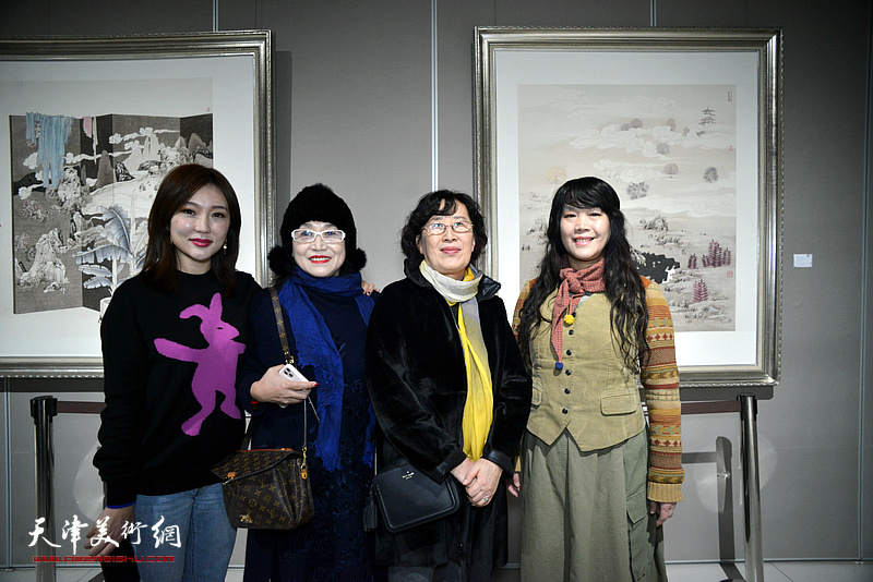 赵国经、王美芳与丁玲、刘莉莉在画展现场。