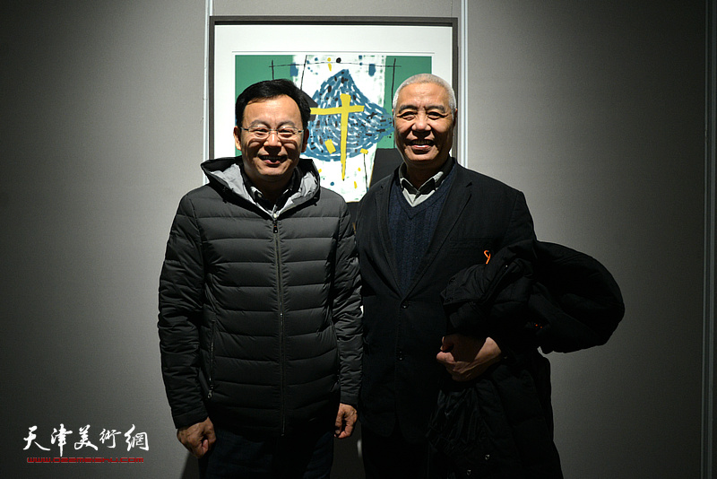 姜陆与张桂元在画展现场。