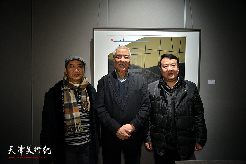 姜陆与王卫平、王爱宗在画展现场。