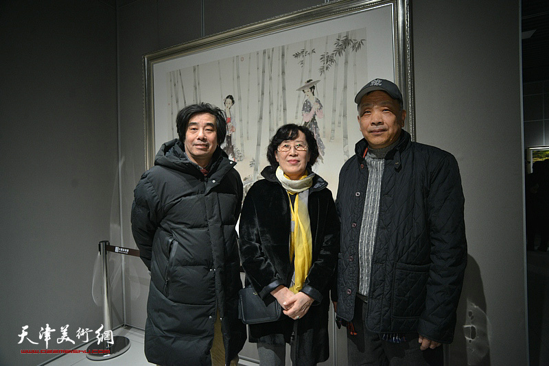 王美芳与张耀来、赵德昌在画展现场。