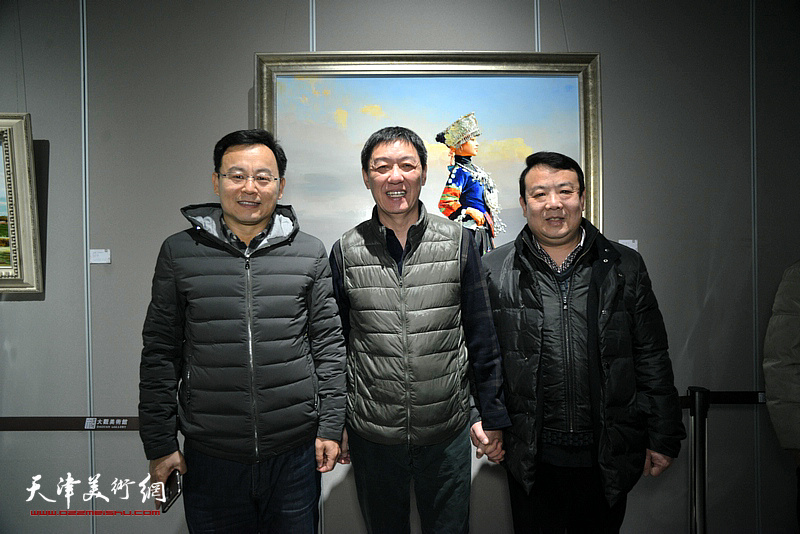 王立宪与张桂元、王卫平在画展现场。