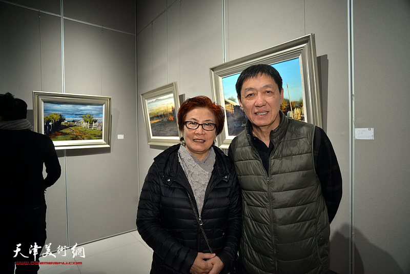 王立宪与郑凯夫人在画展现场。