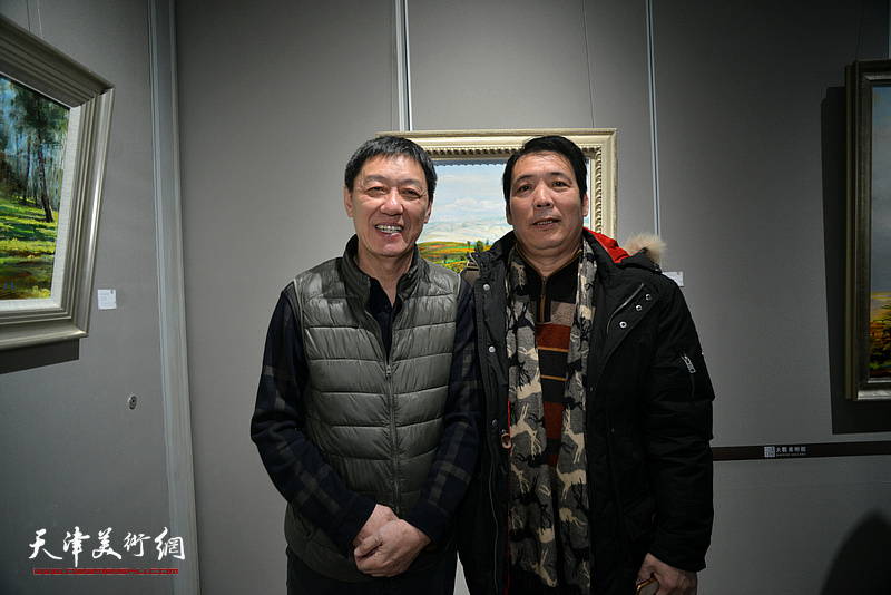 王立宪与郑树来在画展现场。