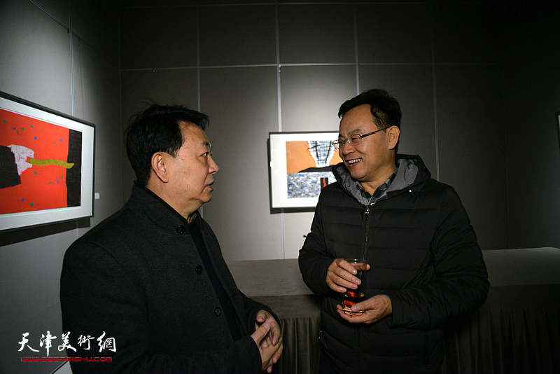 张桂元、华邵栋在画展现场。