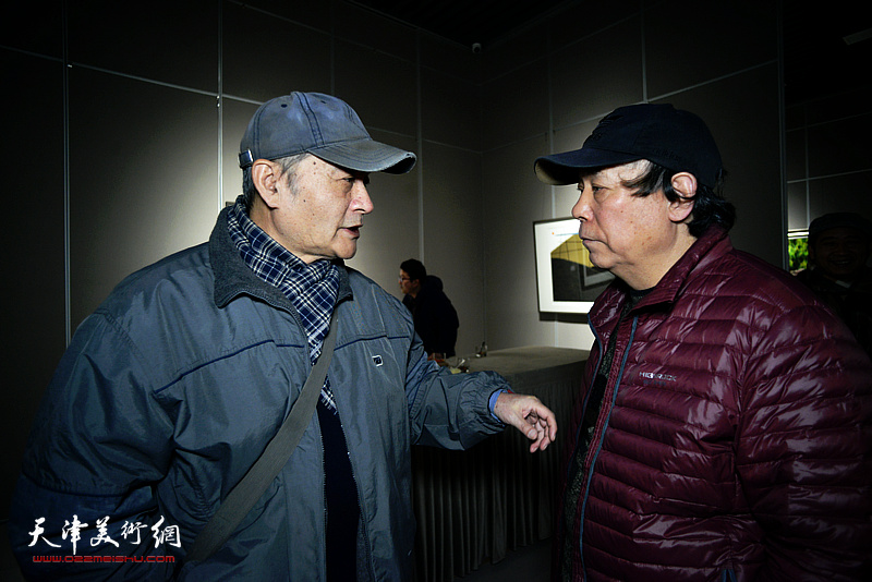 王书朋、郭凤祥在画展现场。