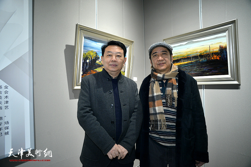 华邵栋、王爱宗在画展现场。