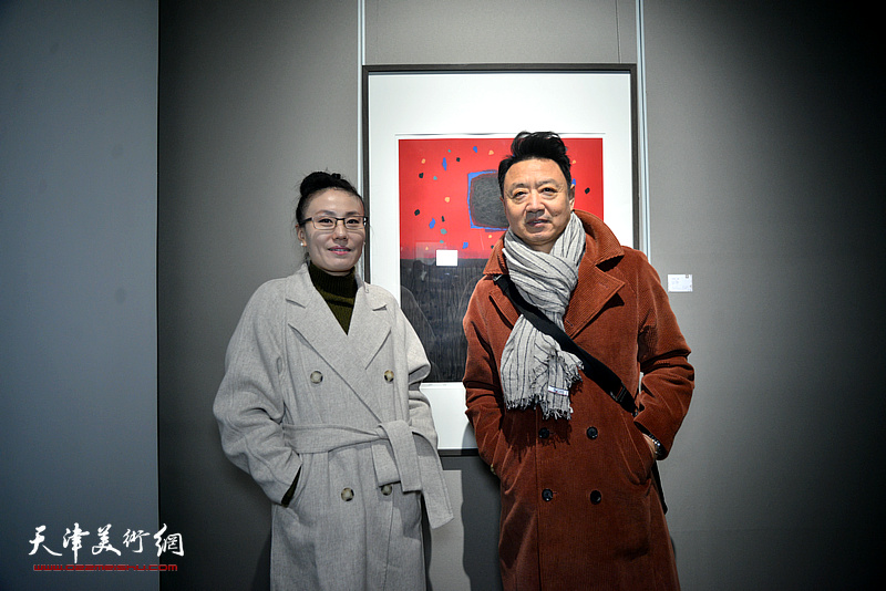 李旺与来宾在画展现场。