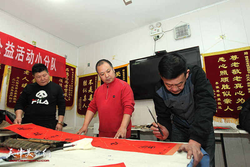 红桥区书法家送万福进万家活动走进博爱养老院 挥毫泼墨迎春送福