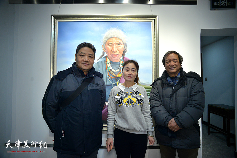 魏志刚、刘志平、焦敏在画展现场。