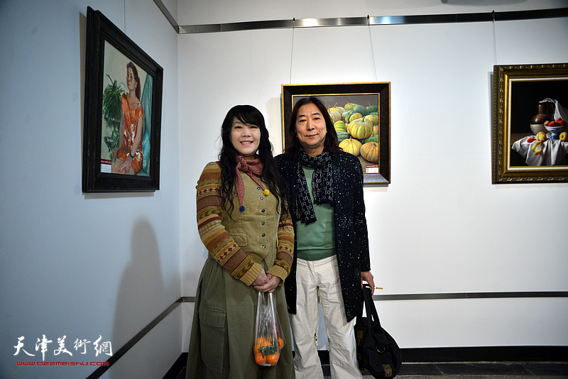 杨亦谦、刘莉莉在画展现场。