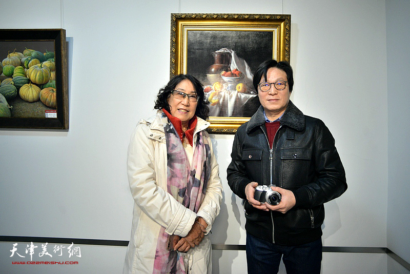 刘小妹、刘健在画展现场。