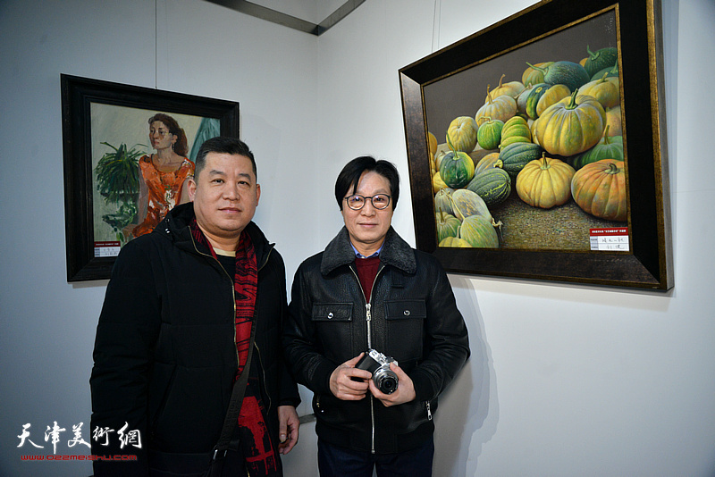 刘健、李继新在画展现场。