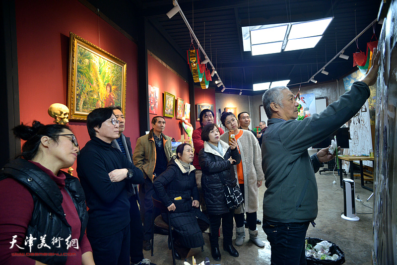 姚志刚在红石艺术空间现场人物写生，开启艺术沙龙第一课。