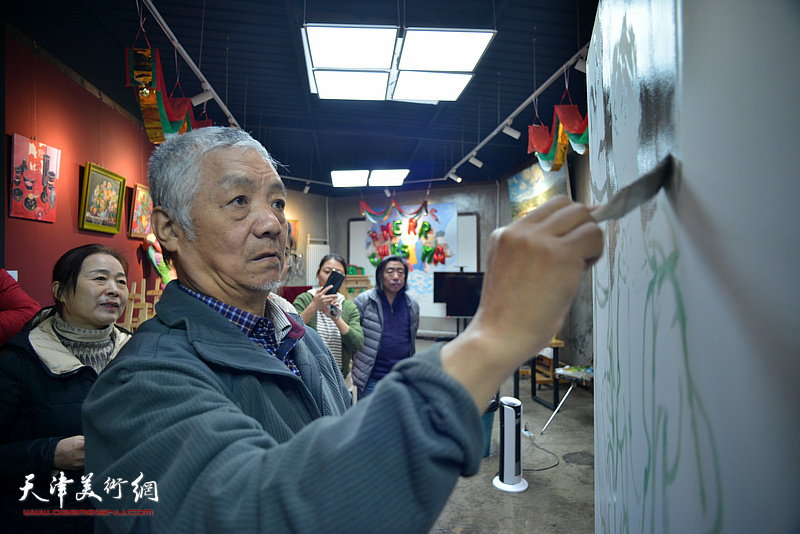 姚志刚在红石艺术空间现场人物写生，开启艺术沙龙第一课。