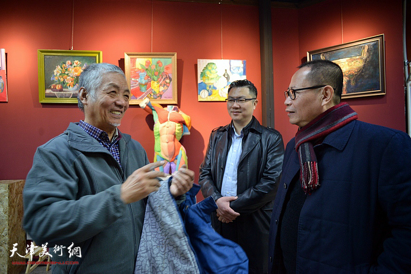 孙建平在红石艺术空间现场与张彦林交流。