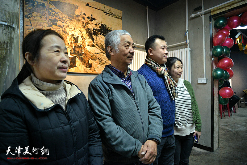 孙建平、柴庆涛、阳阳以及学员在红石艺术空间。