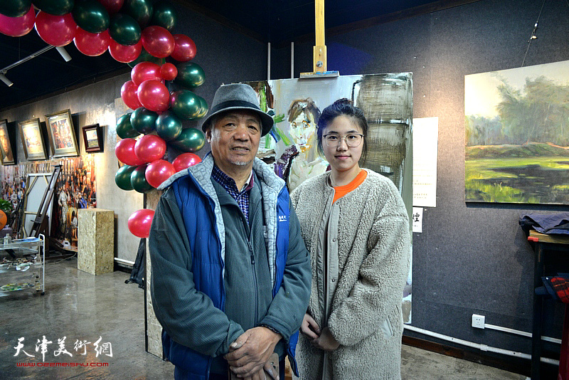 孙建平与学员张熙雅在红石艺术空间。