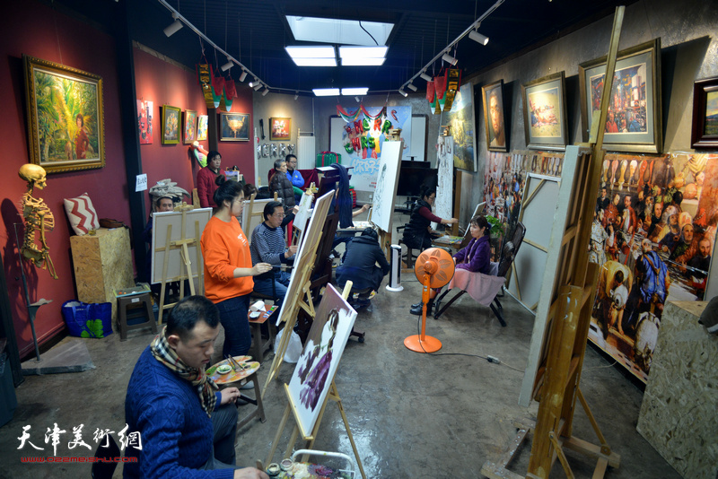 油画家与学员在红石艺术空间现场人物写生教学。