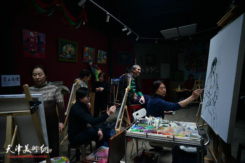 油画家与学员在红石艺术空间现场人物写生教学。