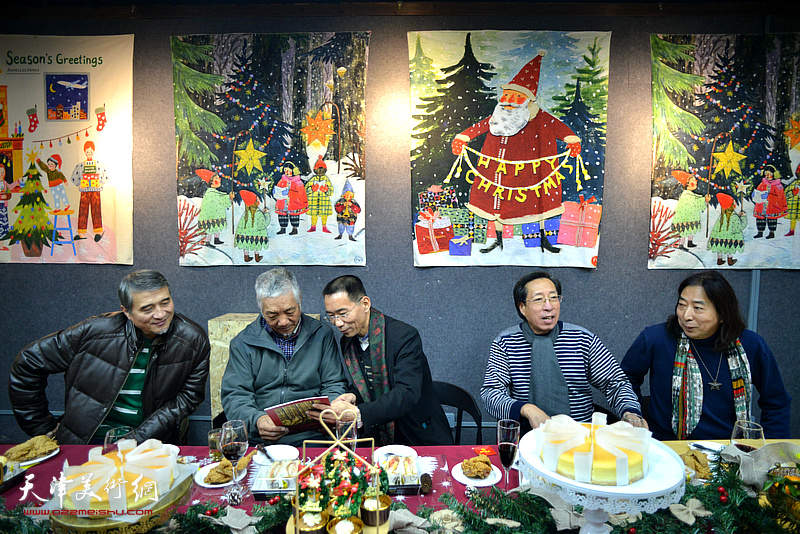 孙建平、杨亦谦、于连水、刘幸、潘国强在红石艺术空间欢度圣诞节。