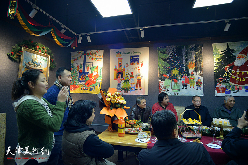 孙建平、姚志刚、张彦林与油画家、学员在红石艺术空间欢度圣诞节。
