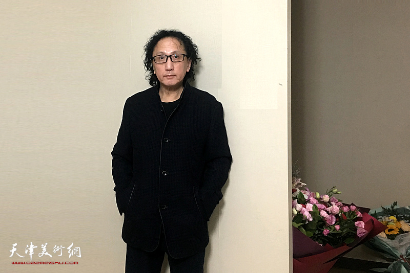 曲健雄先生在滨海美术馆“靠谱”作品展现场。