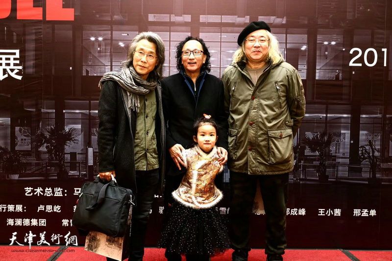艺术家曲健雄先生与赵均、王少春在作品展现场。