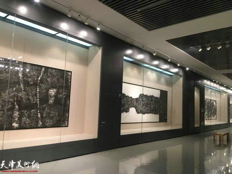 曲健雄作品展“靠谱”在滨海美术馆开幕，图为现场。