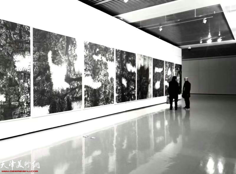 曲健雄作品展“靠谱”在滨海美术馆开幕，图为现场。