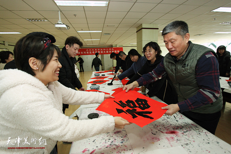 天津市、河西区书协文艺小分队“送万福进万家”公益活动在河西区少年宫举行