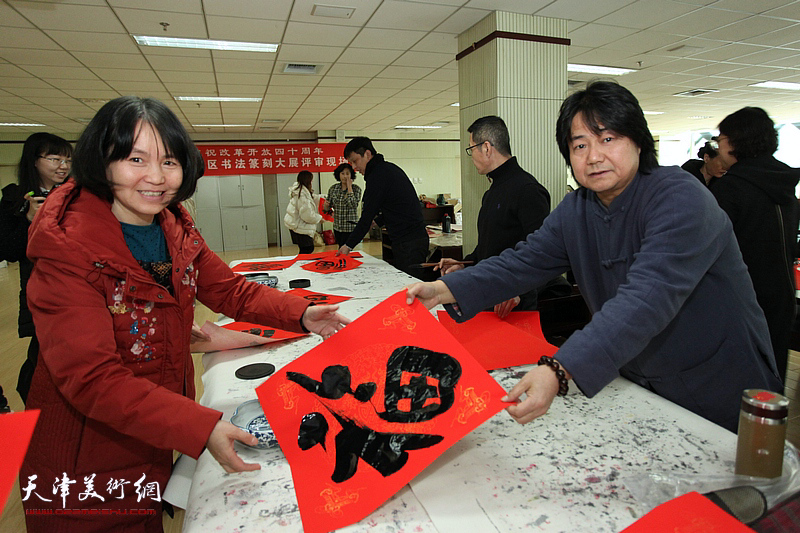 天津市、河西区书协文艺小分队“送万福进万家”公益活动在河西区少年宫举行