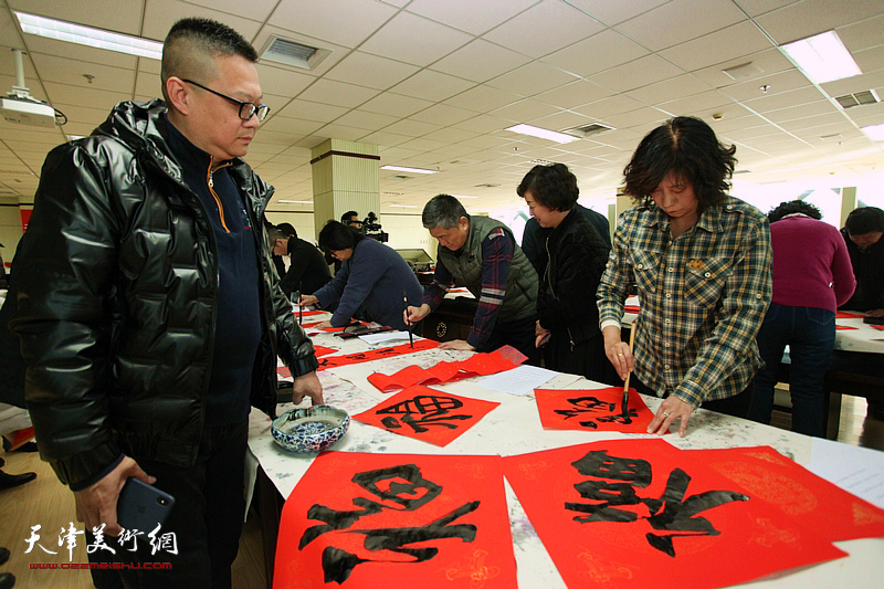 天津市、河西区书协文艺小分队“送万福进万家”公益活动在河西区少年宫举行