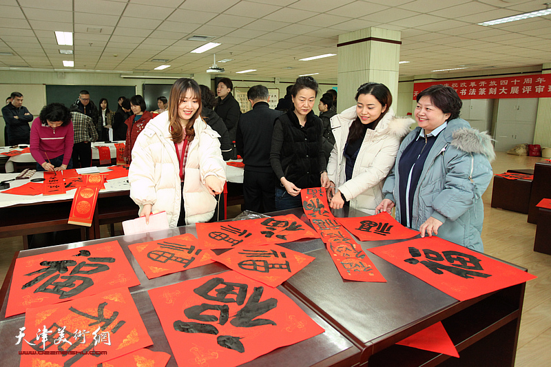 天津市、河西区书协文艺小分队“送万福进万家”公益活动在河西区少年宫举行