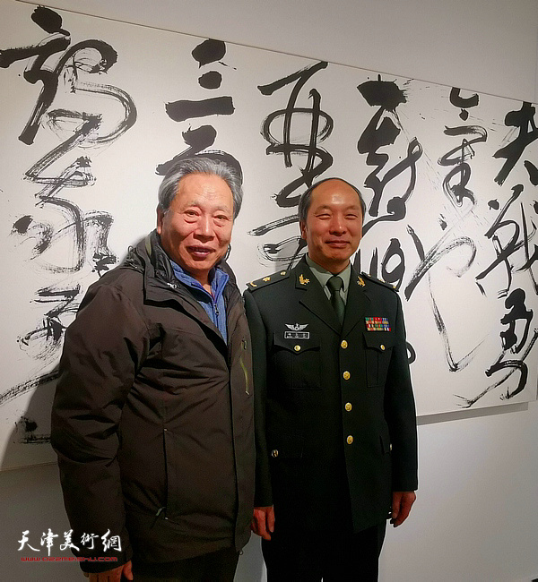 霍然与军旅书法家钟显金在“鉴古开今”第四届军旅主题书法展现场。