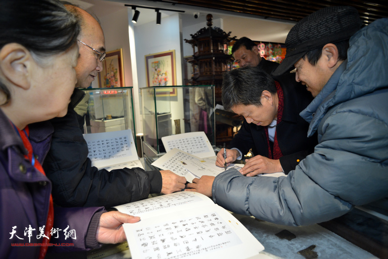 杨连山在现场为读者签名。