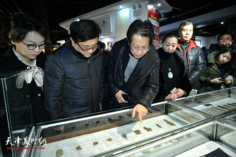 商移山、李毅峰、唐曼清在现场观看作品。