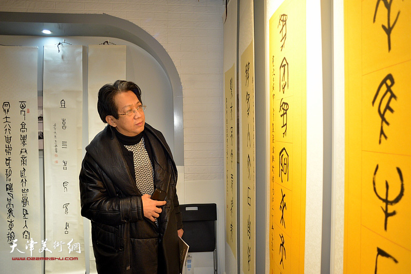 李毅峰在现场观看作品。