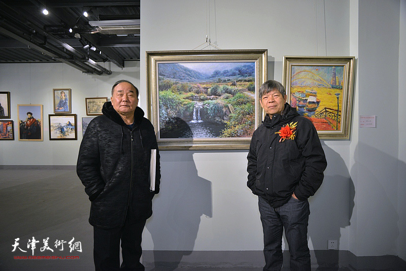 张礼军、李建华在画展现场。