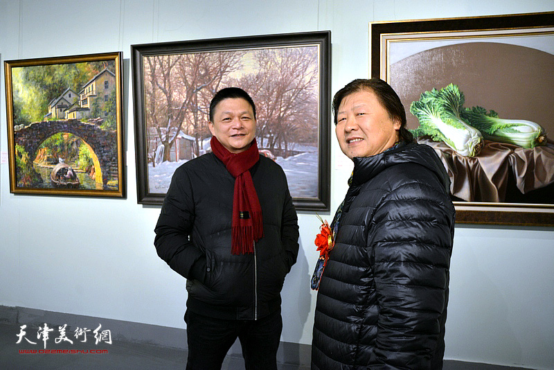 姜中立、袁文彬在画展现场。