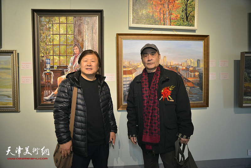 王书朋、姜中立在画展现场。
