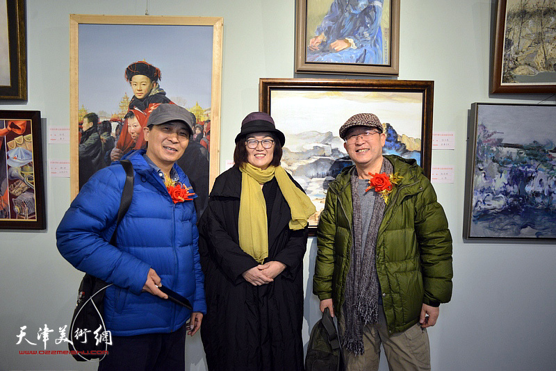 左起：崔亚正、刘美然、尚江山在画展现场。