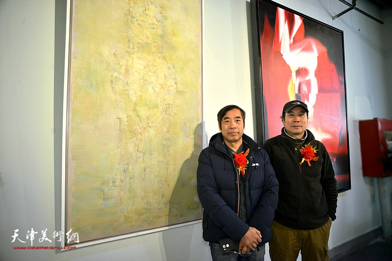 陆家明、杨俊甫在画展现场。