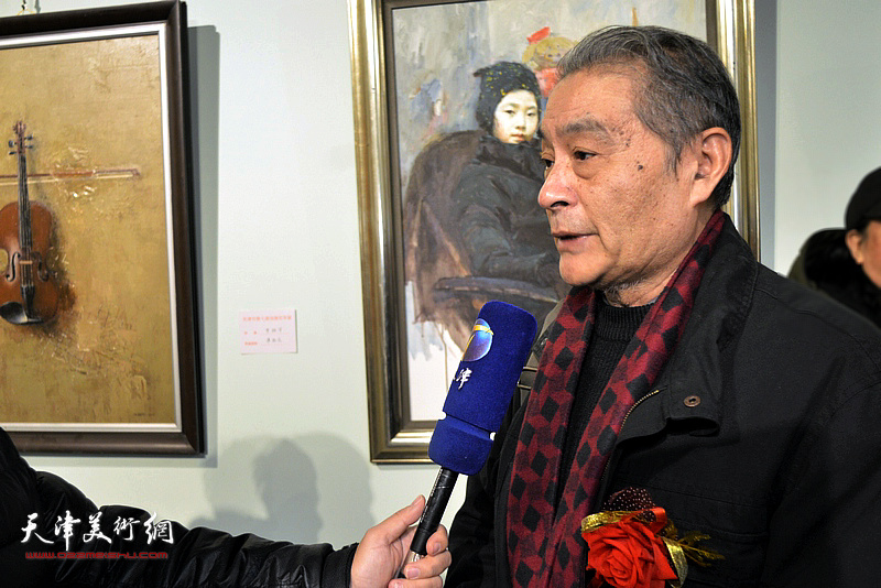 王书朋在画展现场接受媒体采访。