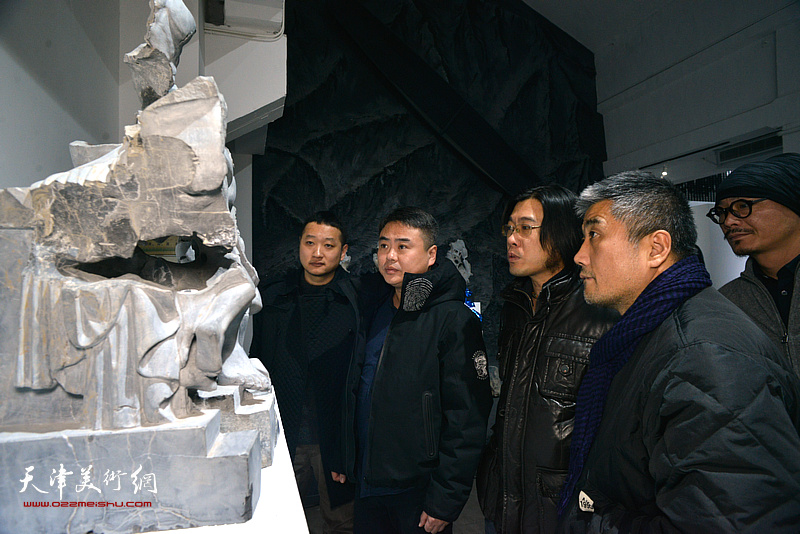 李云涛、许楠等在展览现场观看作品。