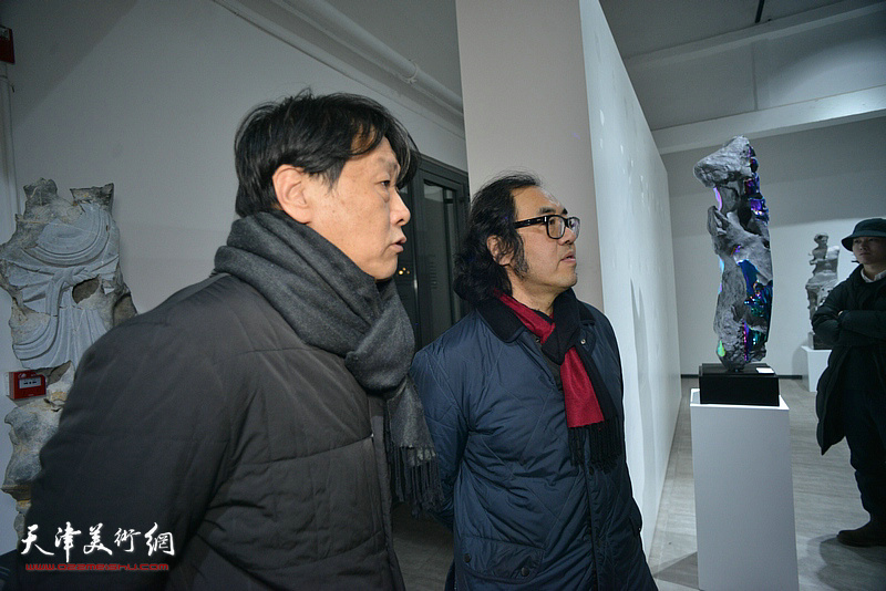 马元、郑金岩在展览现场观看作品。