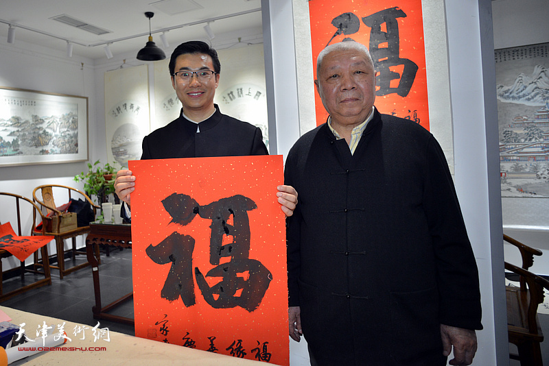 李家尧先生与王鑫在慈善书画笔会活动现场。