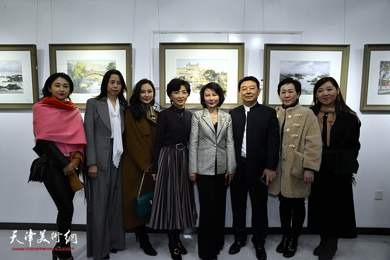 华绍栋、董芮睿夫妇与嘉宾、观众在水彩画小展现场。