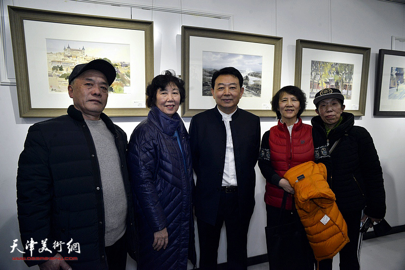 华绍栋、董芮睿夫妇与嘉宾、观众在水彩画小展现场。