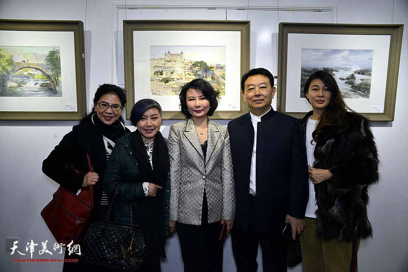 华绍栋、董芮睿夫妇与嘉宾在水彩画小展现场。