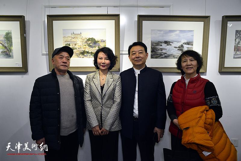 华绍栋、董芮睿夫妇与嘉宾在水彩画小展现场。